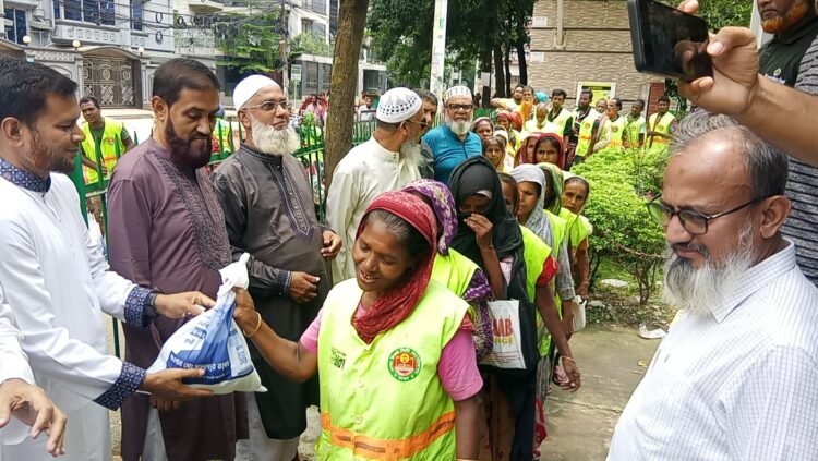 সেক্টর নিরাপত্তা কর্মী ও পরিচ্ছন্ন কর্মীদের মাঝে মৌসুমী ফল বিতরণ