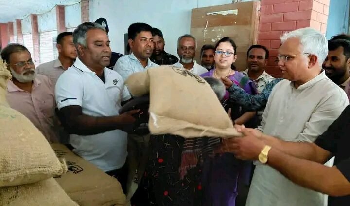 বিরামপুরে দুর্যোগে ক্ষতিগ্রস্ত পরিবারের পাশে সরকার