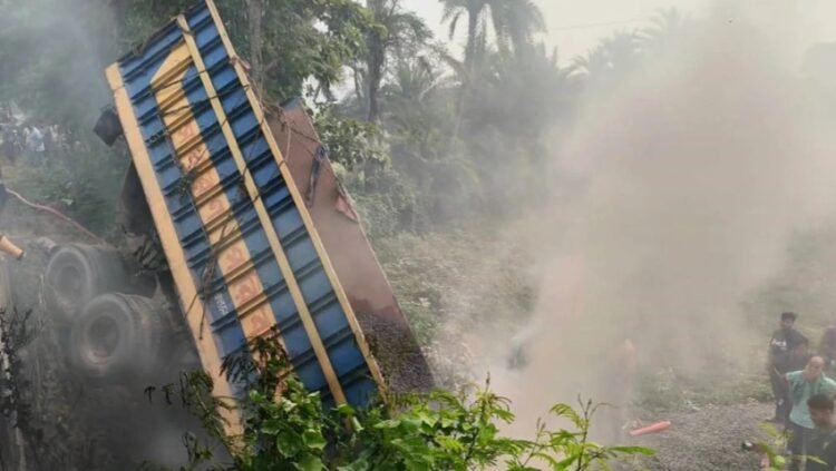 নিয়ন্ত্রণ হারিয়ে চালকসহ নিহত দুই