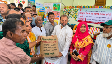 মোংলায় কৃষকদের মাঝে বিনামূল্যে কৃষি প্রণোদনার বীজ ও সার বিতরণ
