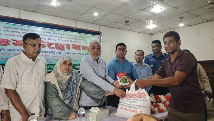 দৌলতপুরে কৃষকদের মাঝে বিনামূল্যে কৃষি উপকরণ বিতরণ