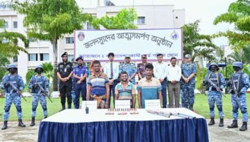 সুন্দরবনের কুখ্যাত ডাকাত বড় জাহাঙ্গীর বাহিনীর ৩ ডাকাত সদস্য কোস্ট গার্ডের নিকট আত্মসমর্পণ