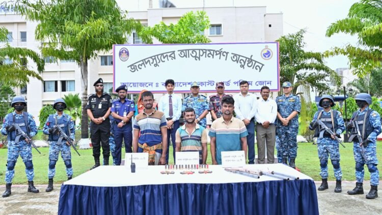 সুন্দরবনের কুখ্যাত ডাকাত বড় জাহাঙ্গীর বাহিনীর ৩ ডাকাত সদস্য কোস্ট গার্ডের নিকট আত্মসমর্পণ