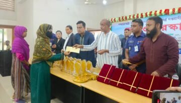 শৈলকুপায় সরকারের বিভিন্ন উপকারভোগীদের মাঝে চেক ও পুরস্কার বিতরণ