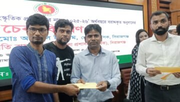 রায়গঞ্জে সরকারি তালিকাভুক্ত সাংস্কৃতিক ব্যক্তিত্ব হিসেবে অনুদানের চেক পেলেন সাংবাদিক কামরুল ইসলাম