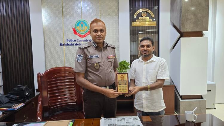 আরএমপি পুলিশ কমিশনার ফয়েজুল কবিরের সাথে সাংবাদিক নেতা মাখনের সৌজন্য সাক্ষাৎ