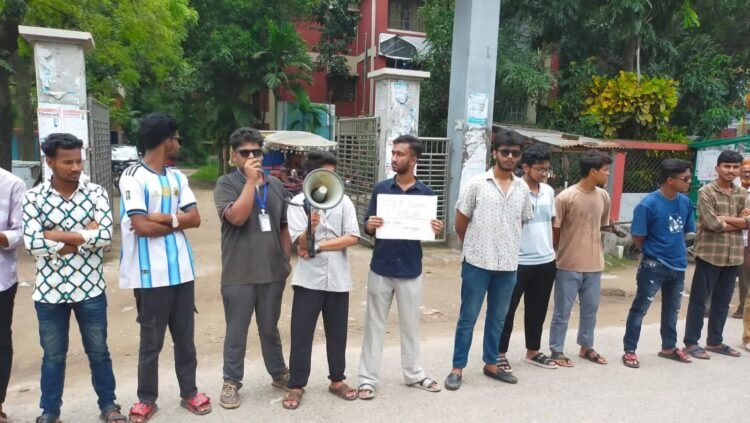 নওগাঁয় শিক্ষামন্ত্রীর পদত্যাগ দাবিতে শিক্ষার্থীদের বিক্ষোভ