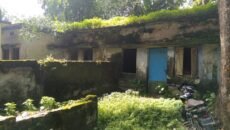 বিদ্যালয় প্রাঙ্গণে ব্লক সুপারভাইজারের পরিত্যক্ত সরকারি বাসভবন: ঝুঁকিতে শিক্ষার্থীরা, দ্রুত অপসারণের দাবি