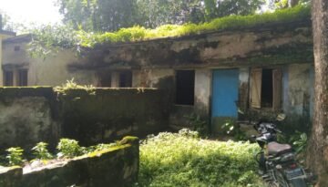 বিদ্যালয় প্রাঙ্গণে ব্লক সুপারভাইজারের পরিত্যক্ত সরকারি বাসভবন: ঝুঁকিতে শিক্ষার্থীরা, দ্রুত অপসারণের দাবি