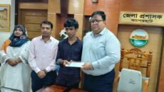 এইচএসসি পরীক্ষার্থী ইকনকে জেলা প্রশাসকের আর্থিক সহায়তা