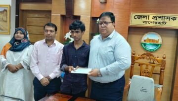 এইচএসসি পরীক্ষার্থী ইকনকে জেলা প্রশাসকের আর্থিক সহায়তা