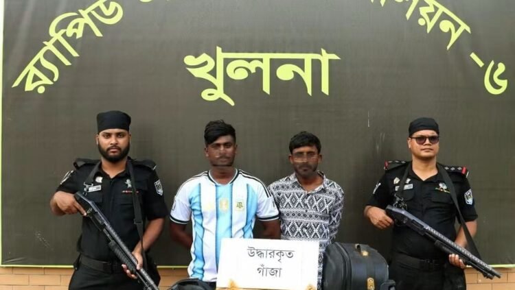 খুলনার রূপসায় অভিযান চালিয়ে ১০ কেজি গাঁজাসহ দুইজন মাদক ব্যবসায়ীকে গ্রেফতার করেছে র‍্যাব-৬
