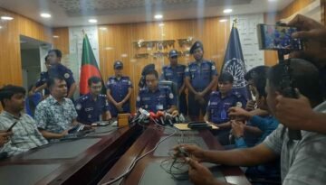 বরগুনায় পুলিশের বিশেষ অভিযানে বিপুল পরিমাণ টাকা ও স্বর্ণালংকারসহ আটক ২