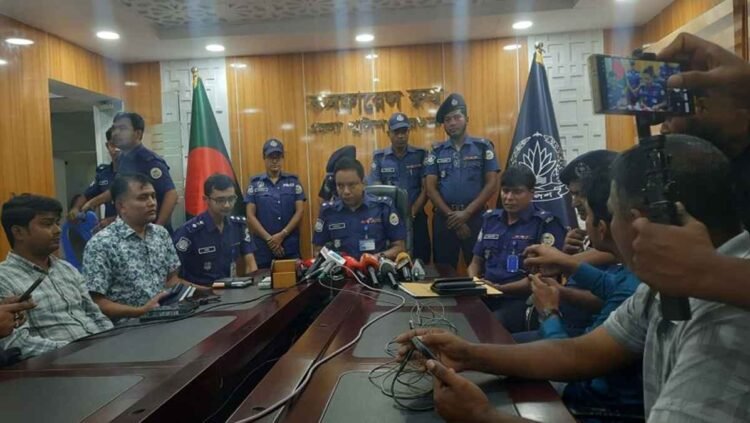বরগুনায় পুলিশের বিশেষ অভিযানে বিপুল পরিমাণ টাকা ও স্বর্ণালংকারসহ আটক ২