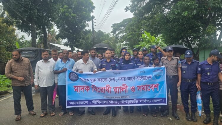 মাদকের বিরুদ্ধে বাবুছড়ায় পুলিশের সঙ্গে জনতার পদযাত্রা