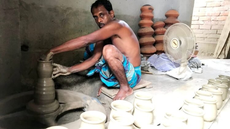 হারিয়ে যেতে বসেছে আত্রাইয়ে মৃৎশিল্প