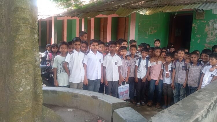 নওগাঁয় শতর্বষী শিক্ষা প্রতিষ্ঠানের জরাজীর্ণ ভবনে ঝুঁকি নিয়ে চলছে পাঠদান জানেনা শিক্ষা অফিসার