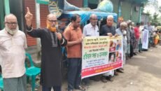ঘাটাইলে  ভূমি দস্যু সন্ত্রাসী মামলাবাজ আতরের বিরুদ্ধে প্রতিবাদ ও মানববন্ধন