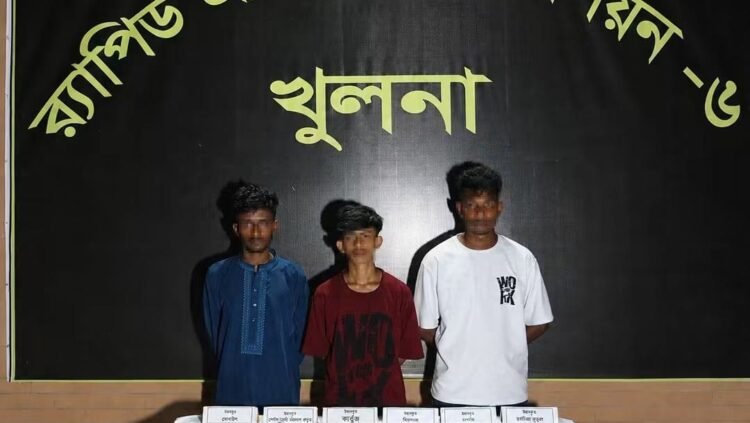 শীর্ষ সন্ত্রাসী আলামিন হাসান ওরফে সাইফি ও তার দুই সহযোগী রাকিব ও সাগরকে অস্ত্রসহ গ্রেফতার করেছে র‍্যাব-৬