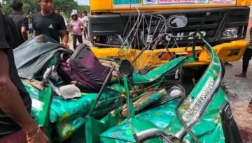 মধুপুরে বাস-ভ্যান সংঘর্ষ: চিকিৎসাধীন অবস্থায় নিহত এক-আহত এক