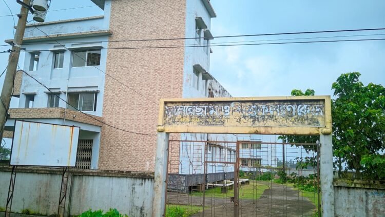 মধ্যনগরে মা ও শিশুকল্যাণ কেন্দ্রের ডাক্তার – নার্স না থাকায়, জরুরী সেবাবঞ্চিত হাওরাঞ্চলের অন্তঃসত্ত্বা নারী ও জনগণ।