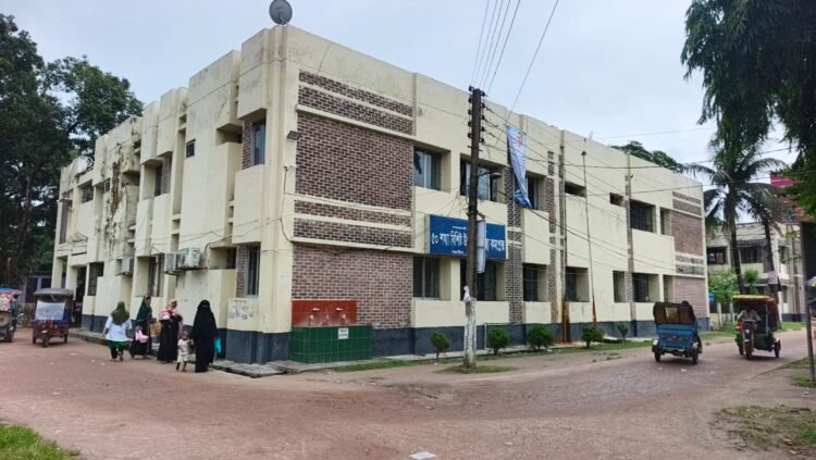 জেনারেটর অকেজো, কলেরা রোগীর সাথে সাধারণ রোগী, চিকিৎসক সংকটে সরাইলের স্বাস্থ্যসেবা