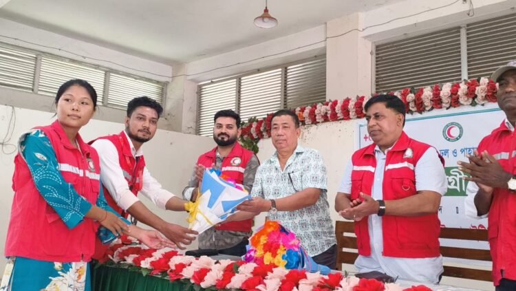 দীঘিনালায় বন্যায় ক্ষতিগ্রস্ত ২৫০ পরিবারের মাঝে রেড ক্রিসেন্টের সোসাইটির ত্রাণ বিতরণ
