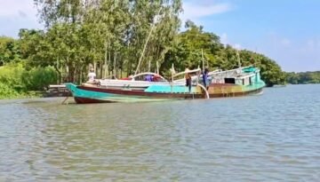 মধ্যনগর উপজেলায় একটি প্রভাবশালী মহল মনাই নদীতে দুইটি ড্রেজার মেশিন দিয়ে অবৈধ ভাবে বালি উত্তোলন করে চলছে