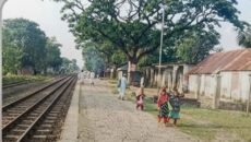 আত্রাইয়ের শাহাগোলা স্টেশনে ট্রেন আসে-যায় ; বাজে না ঘণ্টা