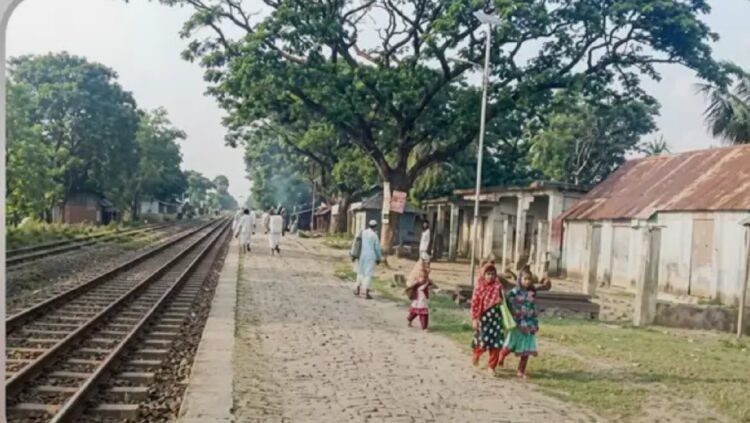 আত্রাইয়ের শাহাগোলা স্টেশনে ট্রেন আসে-যায় ; বাজে না ঘণ্টা
