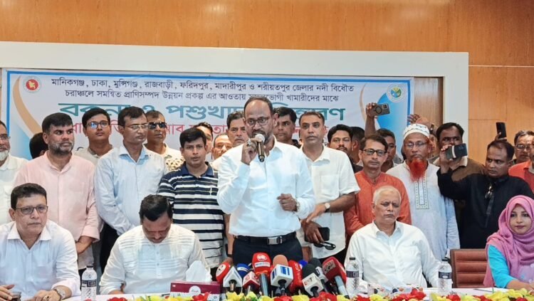 দৌলতপুরে ক্ষতিগ্রস্থ্য খামারিদের মাঝে বকনা বাছুর ও পশুখাদ্য বিতরণ